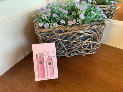 Rituals Sakura giftset bodylotion en shower oil, Sieraden, Tassen en Uiterlijk, Uiterlijk | Lichaamsverzorging, Nieuw, Bad & Douche