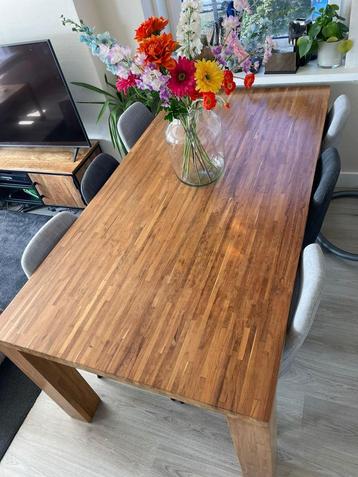 Eettafel van massief teakhout, zo goed als nieuw,  €250,-. beschikbaar voor biedingen