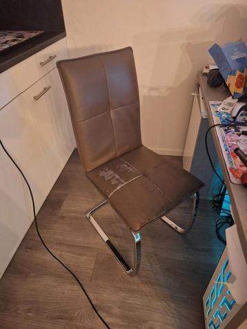 Gratis af te halen: 4 bruine stoelen beschikbaar voor biedingen