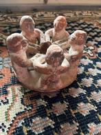 Vrienden kring beeldje, Ophalen of Verzenden, Gebruikt