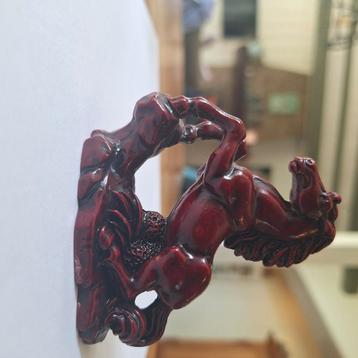 Paardje donker rood.  beschikbaar voor biedingen