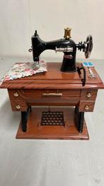 Vintage Muziekdoosje in de vorm van een naaimachine, Antiek en Kunst, Antiek | Speelgoed, Ophalen of Verzenden