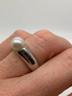 K582 Prachtige zilveren ring met parel maat 18, 18 tot 19, Ophalen of Verzenden, Dame, Zilver