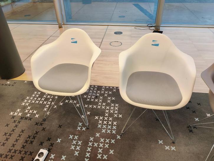 2x Vitra Eames DAR stoel wit, met grijs kussen, Huis en Inrichting, Stoelen, Zo goed als nieuw, Twee, Kunststof, Metaal, Wit, Ophalen