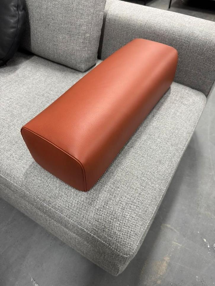 Showroommodel Design on Stock armsteun | leder Cera Cognac, Huis en Inrichting, Banken | Voetenbanken en Poefen, Zo goed als nieuw