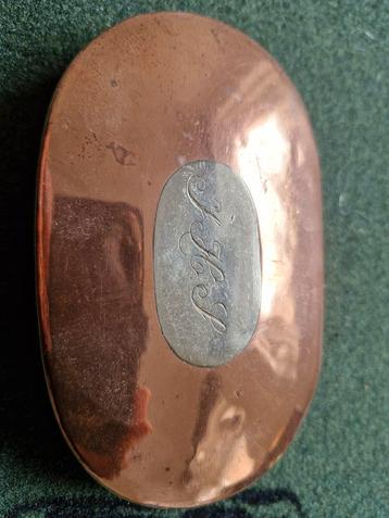 Antieke koperen snuifdoos met gereedschap beschikbaar voor biedingen