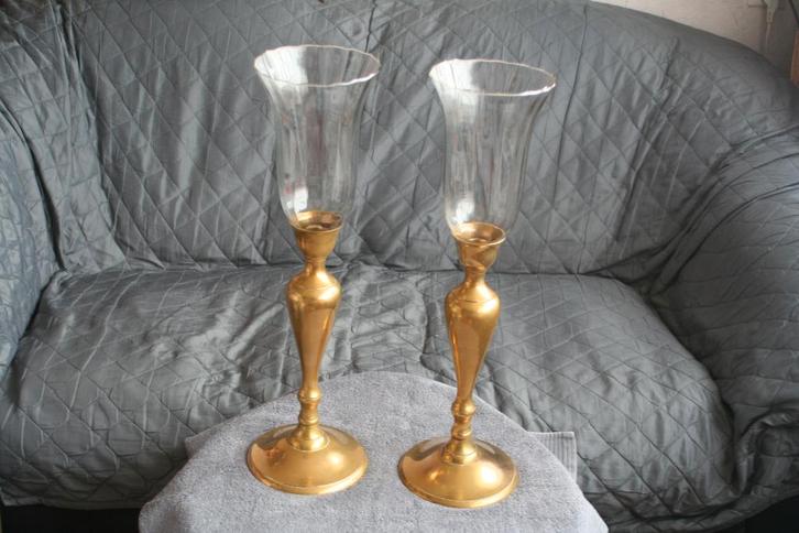 Mooie antieke 2 kandelaars van messing met glazen kap, Antiek en Kunst, Antiek | Kandelaars, Koper of Brons, Ophalen of Verzenden