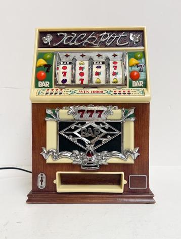 Radio en cassettespeler in de vorm van speelautomaat, 1960's beschikbaar voor biedingen