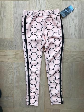 Leuke nieuwe broek met zwarte accenten 122/128 beschikbaar voor biedingen