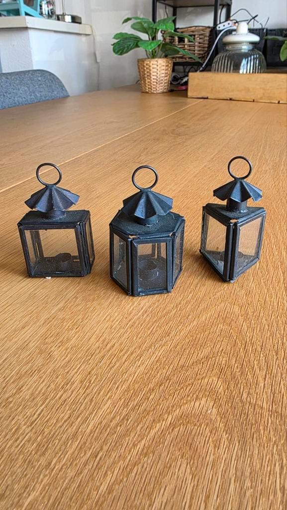 Set van 3 vintage zwarte metalen miniatuur Lantaarns, Huis en Inrichting, Woonaccessoires | Kandelaars en Kaarsen, Zo goed als nieuw