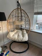 Hangstoel ei stoel inclusief standaard in beige en zwart, Huis en Inrichting, Stoelen, Ophalen, Gebruikt, Riet of Rotan, Zwart