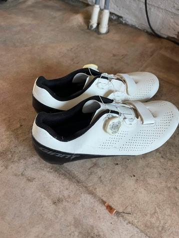 Race schoenen Giant 42 beschikbaar voor biedingen