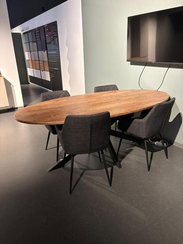 Tafel en stoelen beschikbaar voor biedingen