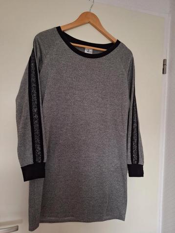 Leuk grijs jurkje/shirt met contraststrepen op de mouwen.  beschikbaar voor biedingen