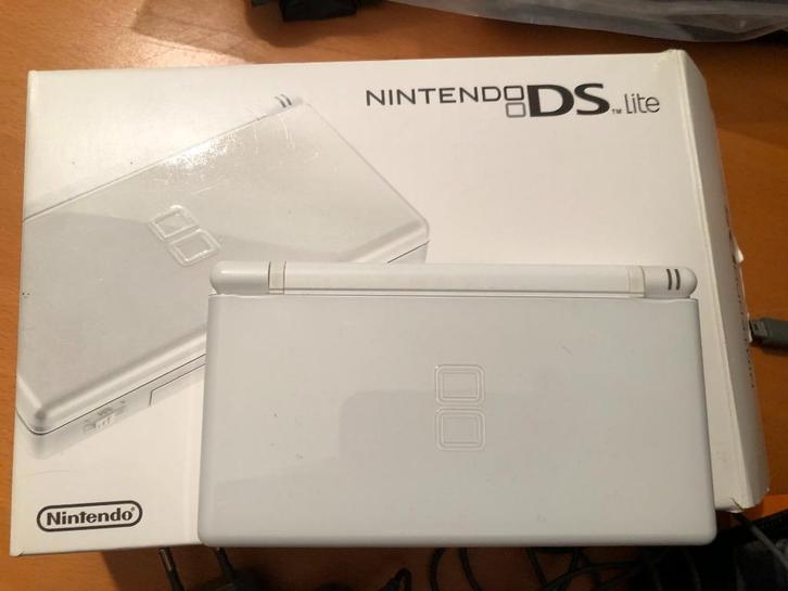 Nintendo DS Lite Wit - Compleet in doos met 32 Games, Spelcomputers en Games, Games | Nintendo DS, Zo goed als nieuw, Avontuur en Actie