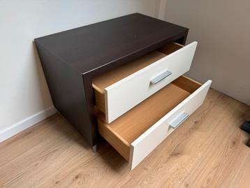 Bed met 2 nachtkastjes