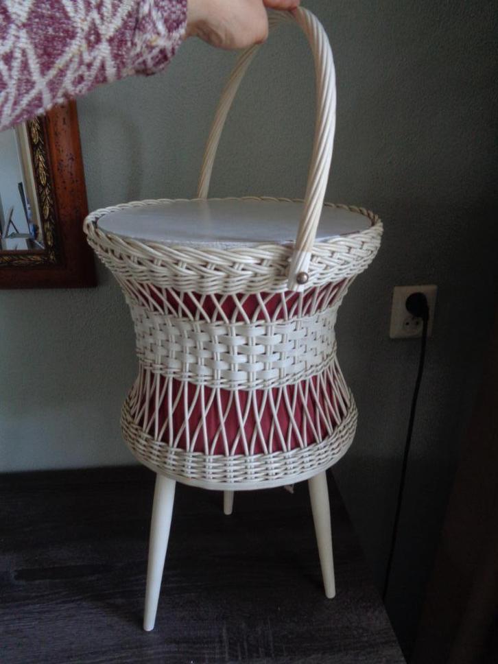 Mooie retro wit-rode naaimand op pootjes, Hobby en Vrije tijd, Naaien en Fournituren, Zo goed als nieuw, Overige typen, Ophalen