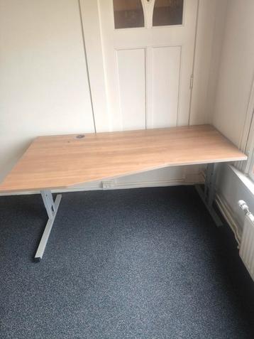 In hoogte verstelbaar bureau 