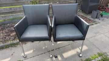 Twee kunstleren stoelen op wieltjes