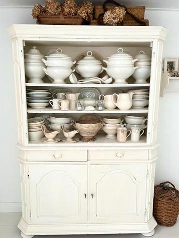 Prachtige brocante kast van zware kwaliteit beschikbaar voor biedingen