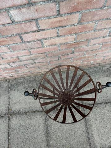 Oude metalen vuurkorf beschikbaar voor biedingen