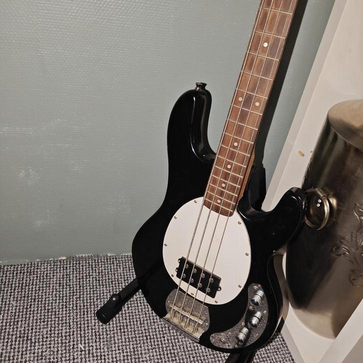 4snarige bas en een kl.harley.b.gitaar, Muziek en Instrumenten, Snaarinstrumenten | Gitaren | Akoestisch, Zo goed als nieuw, Overige typen