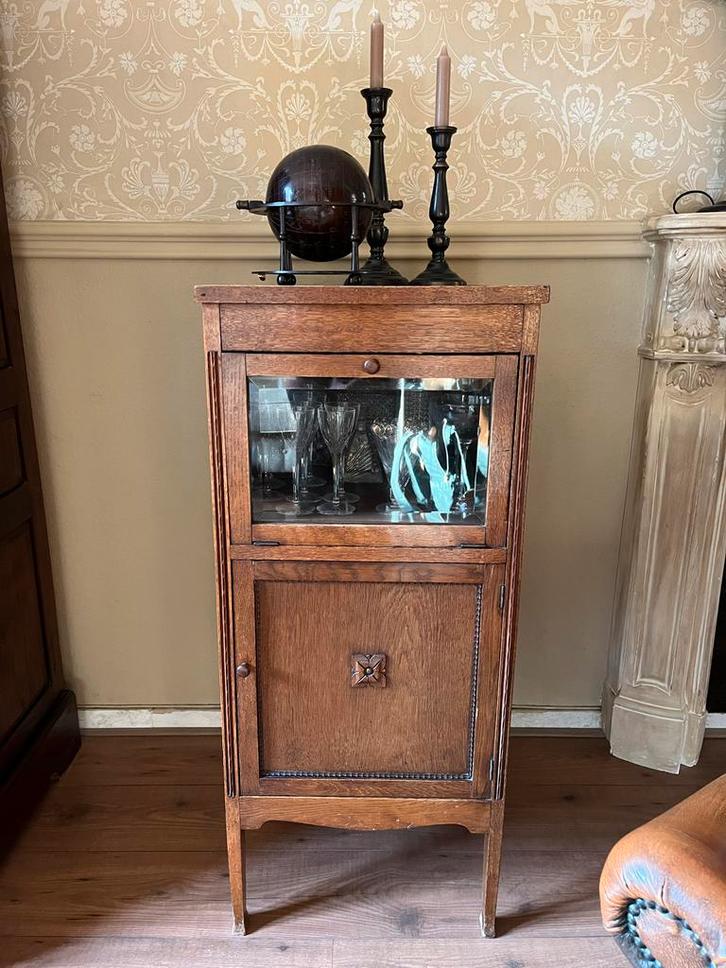 Antiek houten kastje met glazen deur, Huis en Inrichting, Kasten | Dressoirs, Gebruikt, Minder dan 50 cm, 25 tot 50 cm, Met deur(en)