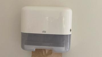 Te koop aangeboden 3 papier dispensers (Tork) beschikbaar voor biedingen