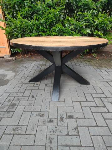 ronde eetkamertafel beschikbaar voor biedingen