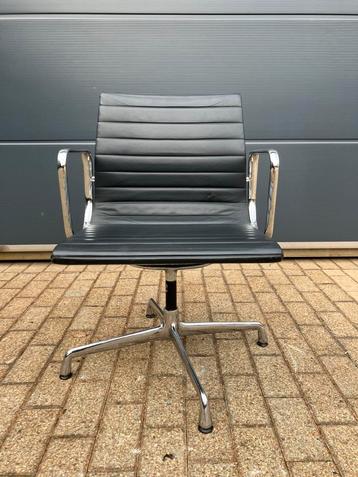 Zwart lederen alu Vitra Bureaustoelen EA108 beschikbaar voor biedingen