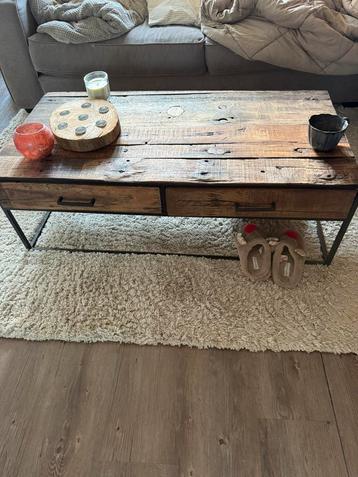 Houten bijzettafel beschikbaar voor biedingen