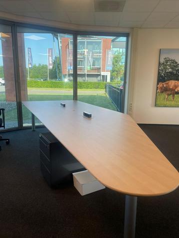 7 kantoorbureaus in goede staat, diverse afmetingen