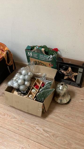 Kerst attributen, ballen en verlichting etc. beschikbaar voor biedingen