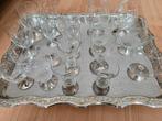 Dienblad met 20 glazen met zilverkleurige voetjes., Huis en Inrichting, Woonaccessoires | Dienbladen, Ophalen of Verzenden, Gebruikt