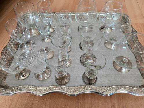 Dienblad met 20 glazen met zilverkleurige voetjes., Huis en Inrichting, Woonaccessoires | Dienbladen, Gebruikt, Overige materialen