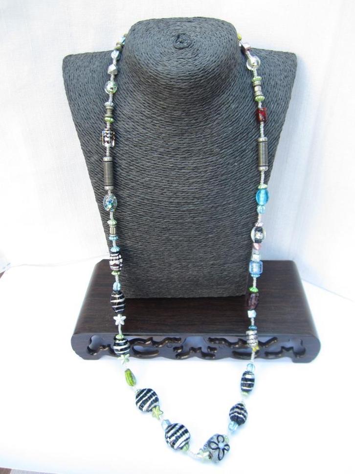Mooie lange ketting met metalen kralen en glazen kralen., Sieraden, Tassen en Uiterlijk, Kettingen, Zo goed als nieuw, Overige materialen