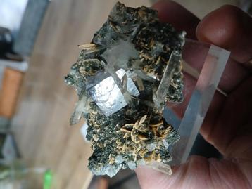 Fluoriet met doorkruisend calciet en mica  beschikbaar voor biedingen