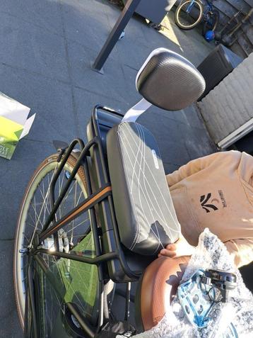 Fietsstoeltje met stuurtje en voetsteuntjes beschikbaar voor biedingen