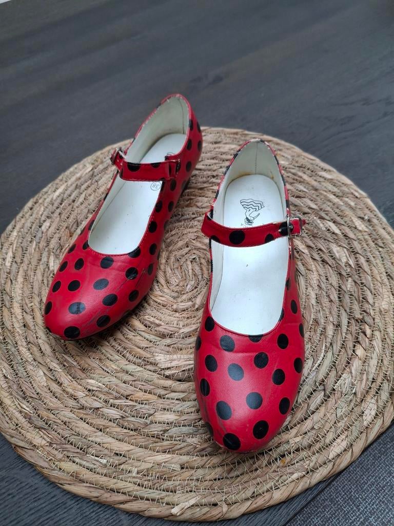 Spaanse schoentjes rood met zwarte stippen maat 38, Ophalen of Verzenden