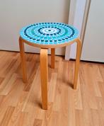 Ikea Frosta kruk plantentafel kunstzinnig mozaïek uniek, Huis en Inrichting, Krukjes, Ophalen, Gebruikt, Hout