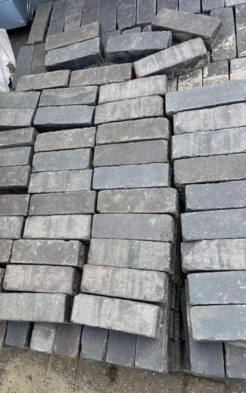 Restpartij ca. 4m2 gebakken dikformaat bruin/zwart beschikbaar voor biedingen