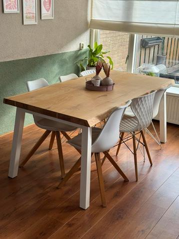 Houten eettafel met wit ijzeren poten / onderstel en stoelen beschikbaar voor biedingen