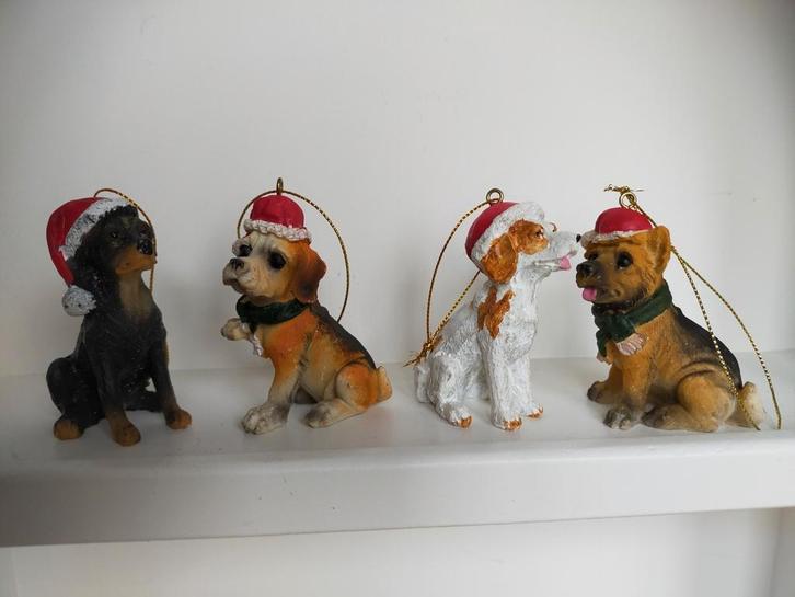 Schattige hanger hond + kerst mutsen.  polyresin €2.50 p s, Diversen, Kerst, Ophalen