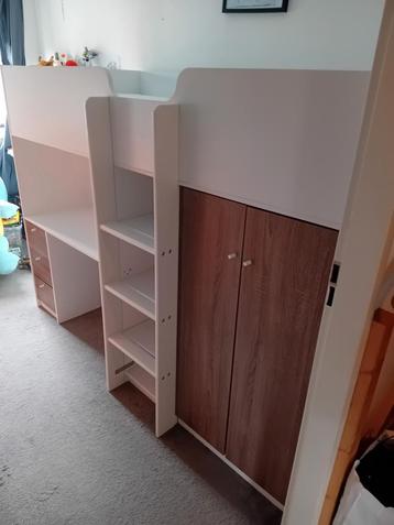 Hoogslaper met buro en kleding kast. beschikbaar voor biedingen