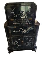 Groot chinees lak kabinet met parelmoer inlegwerk, Antiek en Kunst, Antiek | Meubels | Kasten, Ophalen