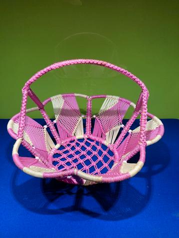 Handgemaakte Roze-Witte Draadmand met Hengsel beschikbaar voor biedingen