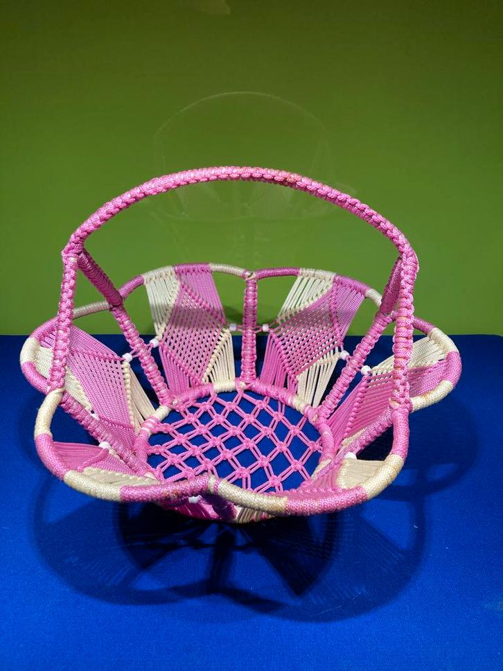 Handgemaakte Roze-Witte Draadmand met Hengsel, Huis en Inrichting, Woonaccessoires | Schalen en Manden, Zo goed als nieuw, Mand