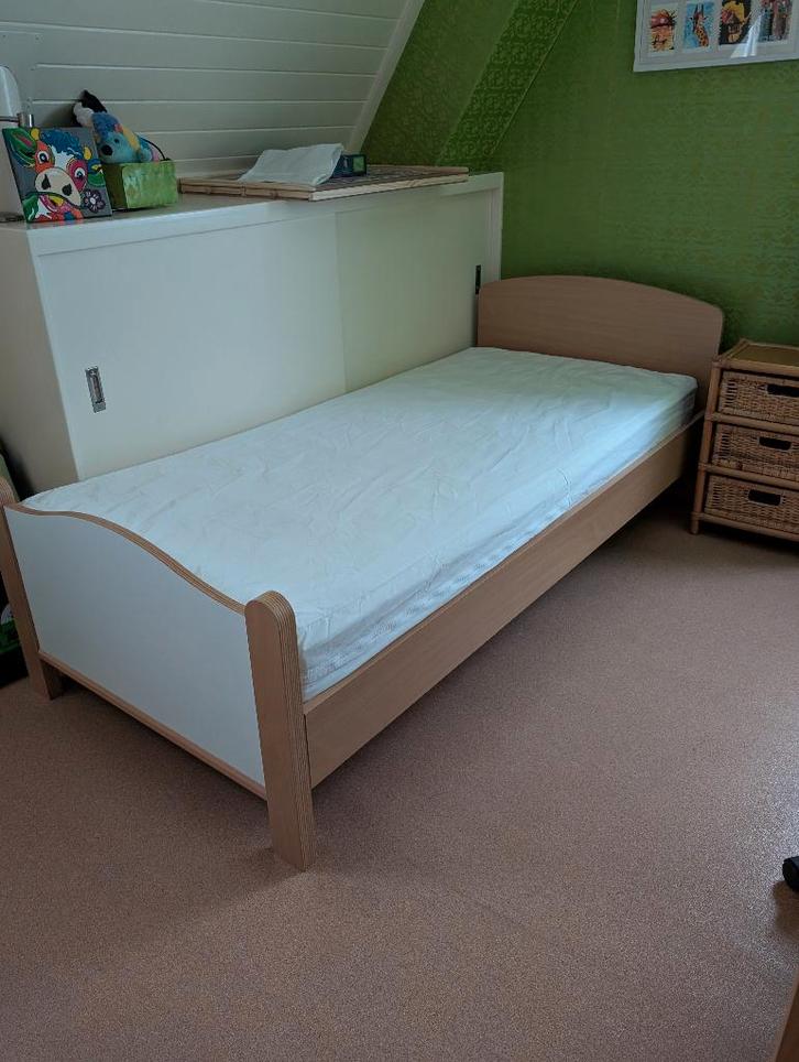 Bed, Bureau en Kast, complete set in zeer goede staat!, Huis en Inrichting, Slaapkamer | Bedden, Zo goed als nieuw, Eenpersoons