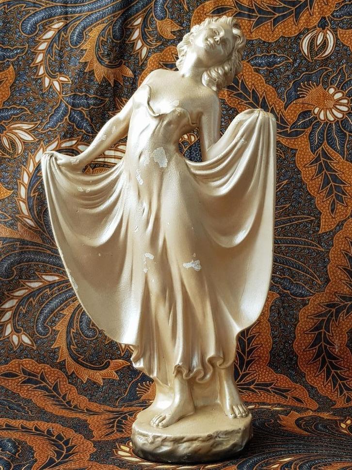 Origineel Art Deco beeld uit Engeland van een vrouw 45 cm., Antiek en Kunst, Antiek | Woonaccessoires, Ophalen of Verzenden