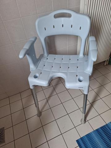 Keurige Etac douchestoel, verstelbaar beschikbaar voor biedingen